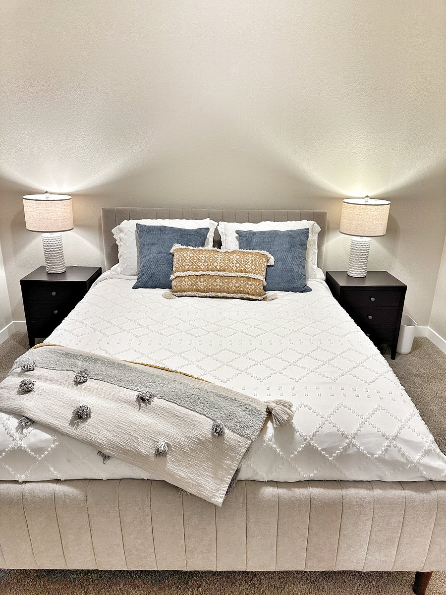 Secondary bedroom w/queen bed