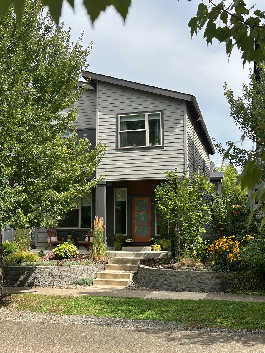 Front entrance w/keypad lock