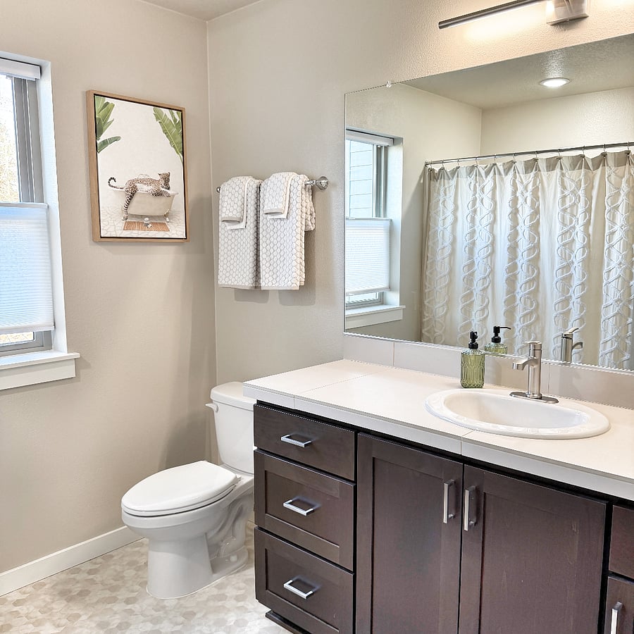 Upstairs hallway bath w/shower & tub