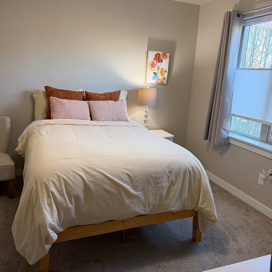 Secondary bedroom w/full bed