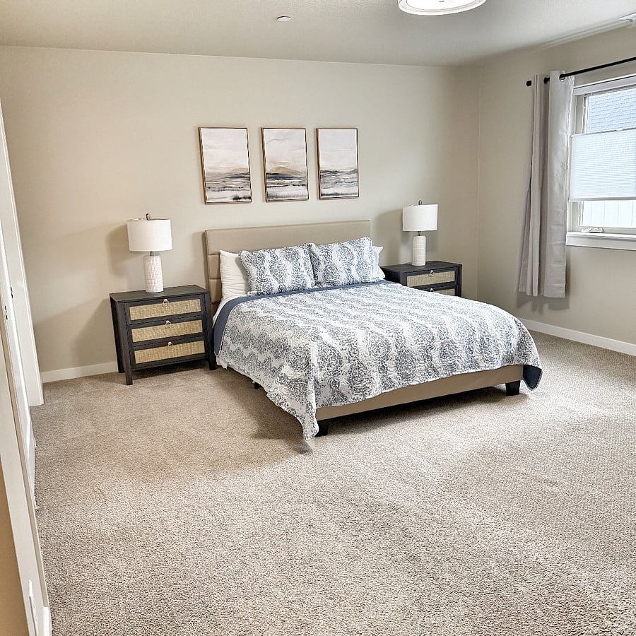 Master ~ w/en-suite bath, huge closet, queen bed & Roku TV