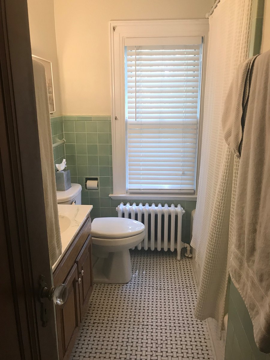 Shared full bathroom