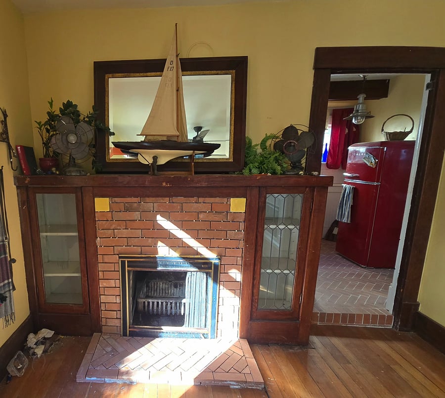 Elecric fireplace insert/heater/mantle in the living room.  Cottage does have a
programable thermostat for a very nice forced air furnace that is on the lower level, in the garage.