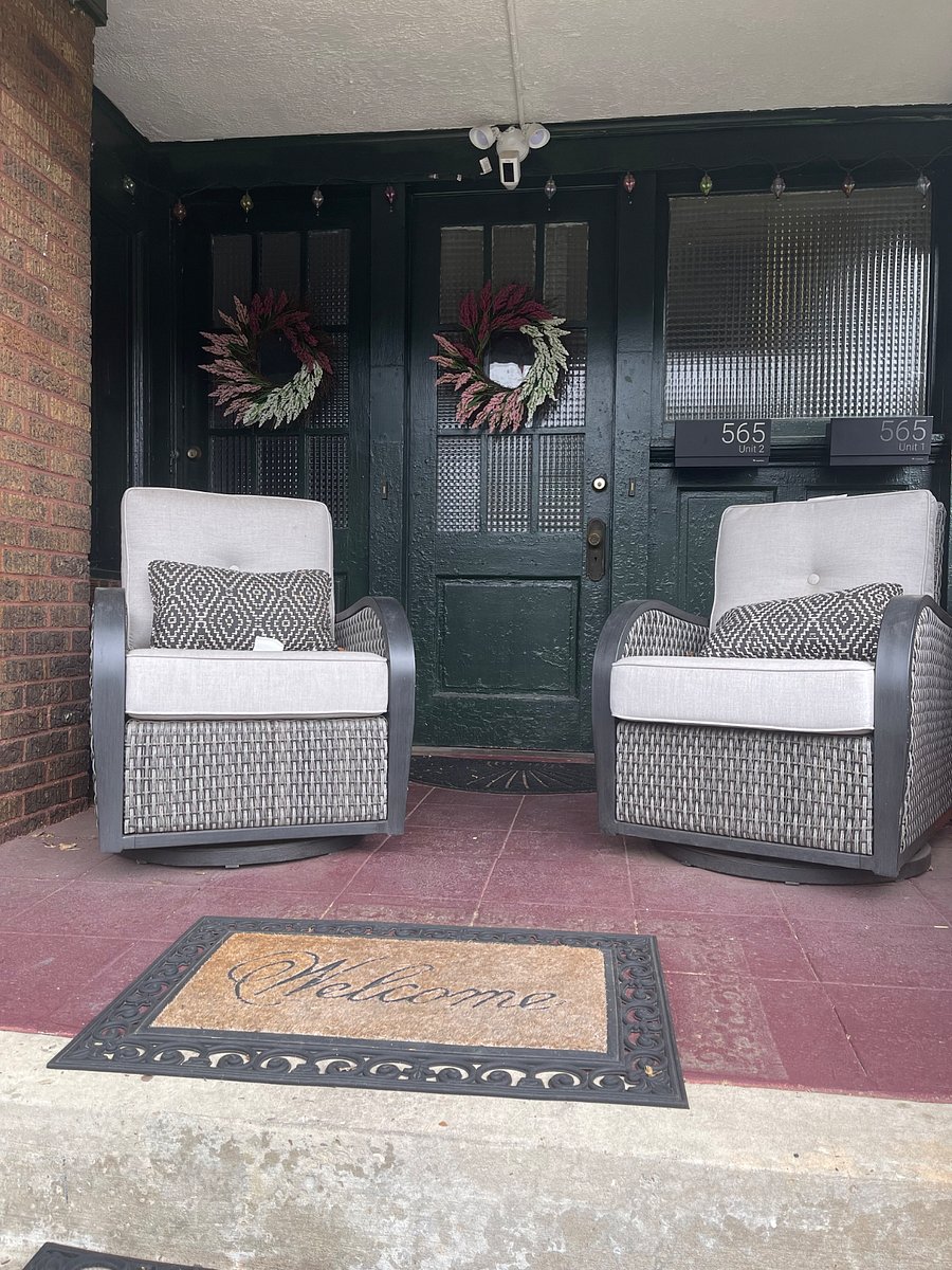 Beautifully furnished porches in front and backyard 