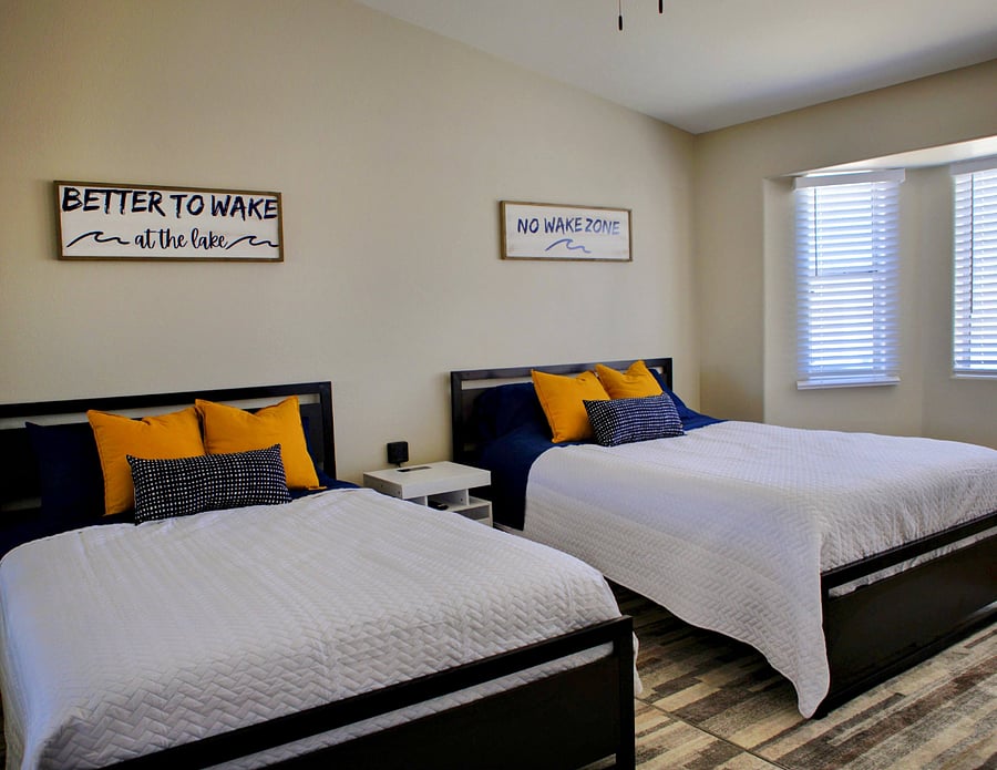 Bedroom 3 l Queen Bed l Full Bed