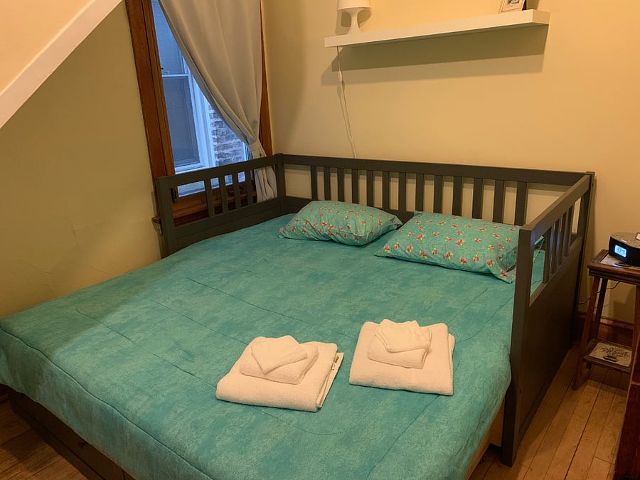 Bedroom 1 - single with pullout