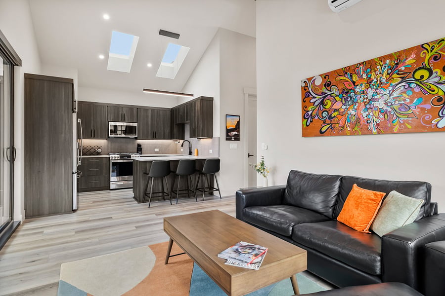 2 skylights above the kitchen.
Modern lighting.