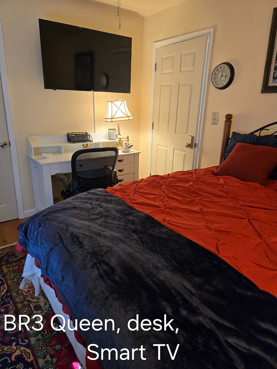 BR 3 Queen, desk, chair smart tv