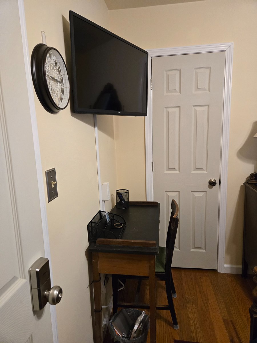 BR2 Desk chair, smart TV