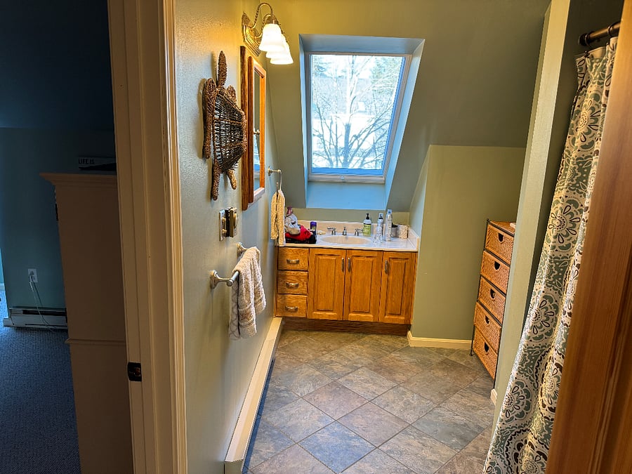 Bath 2, 2nd Floor