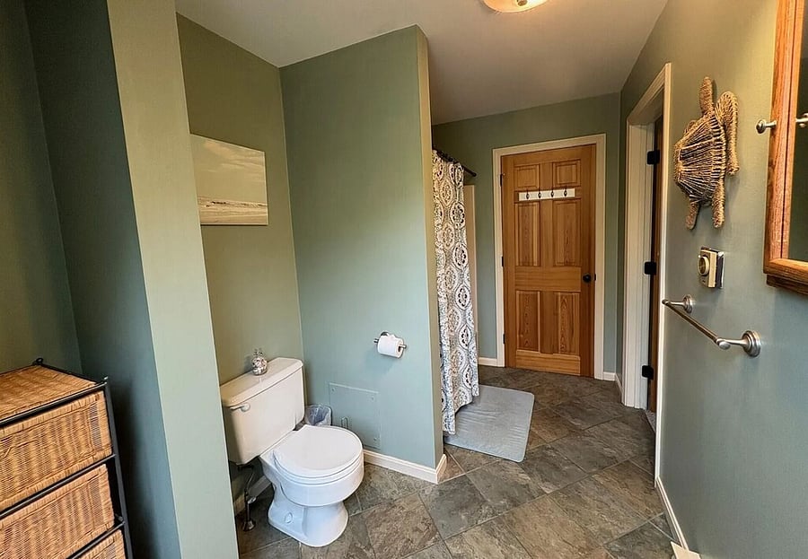 Bath 2, 2nd Floor