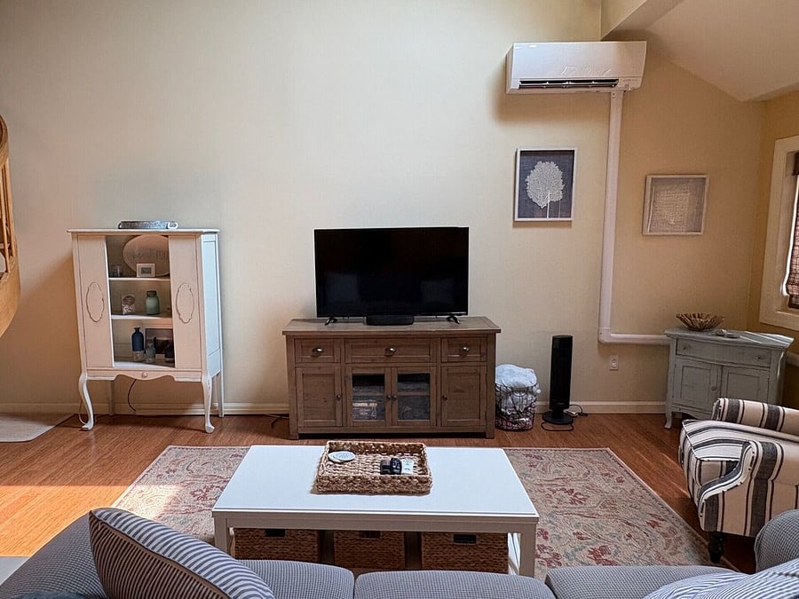 Living space w/smart TV