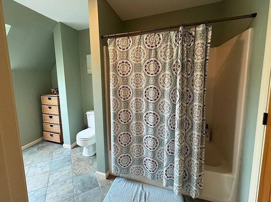 Bath 2, 2nd Floor