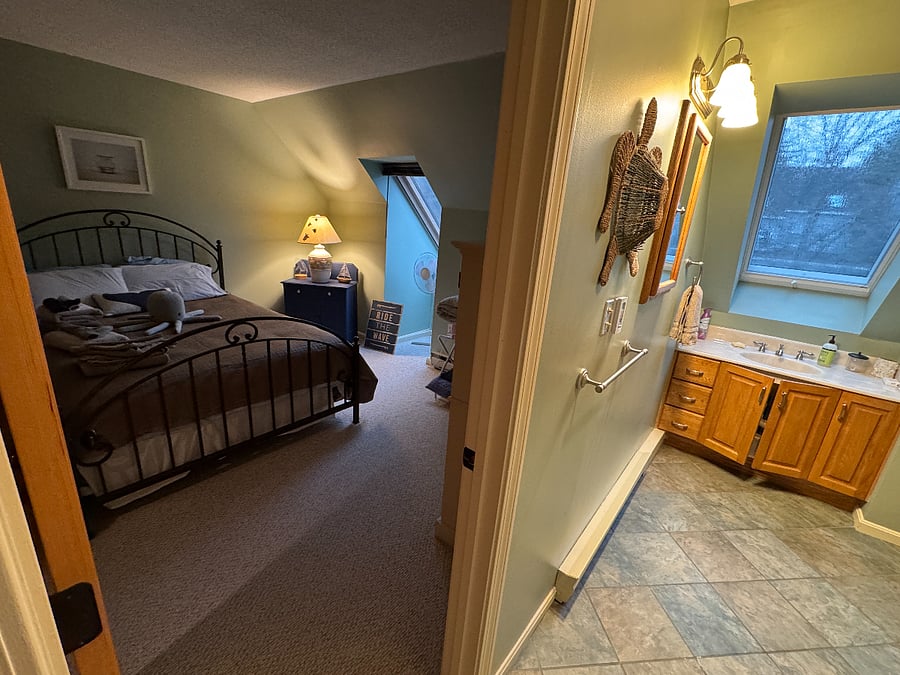 Shared 2nd Floor Bath, Queen access