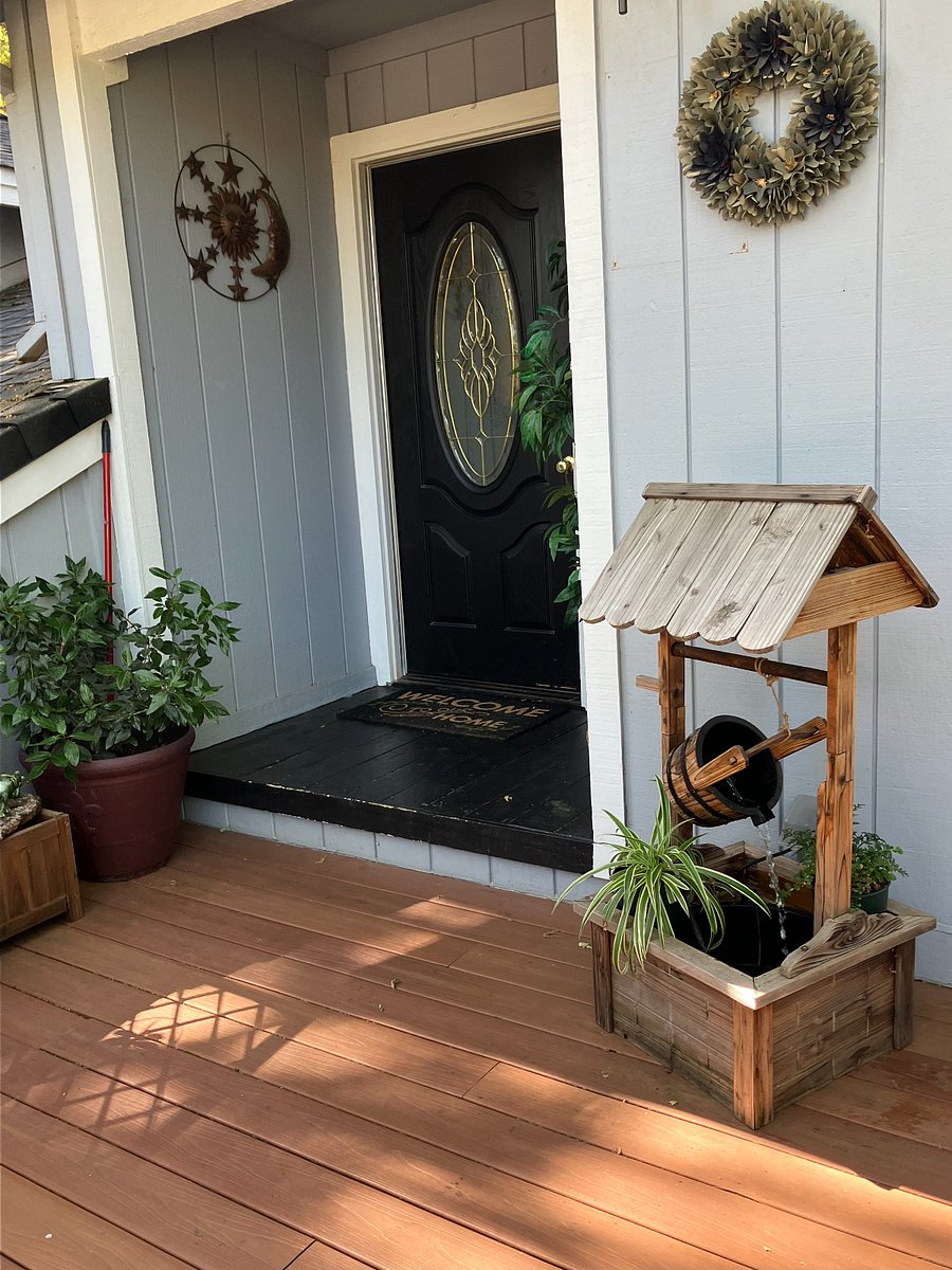 Front Door Entrance - Upper Front Porch/Deck