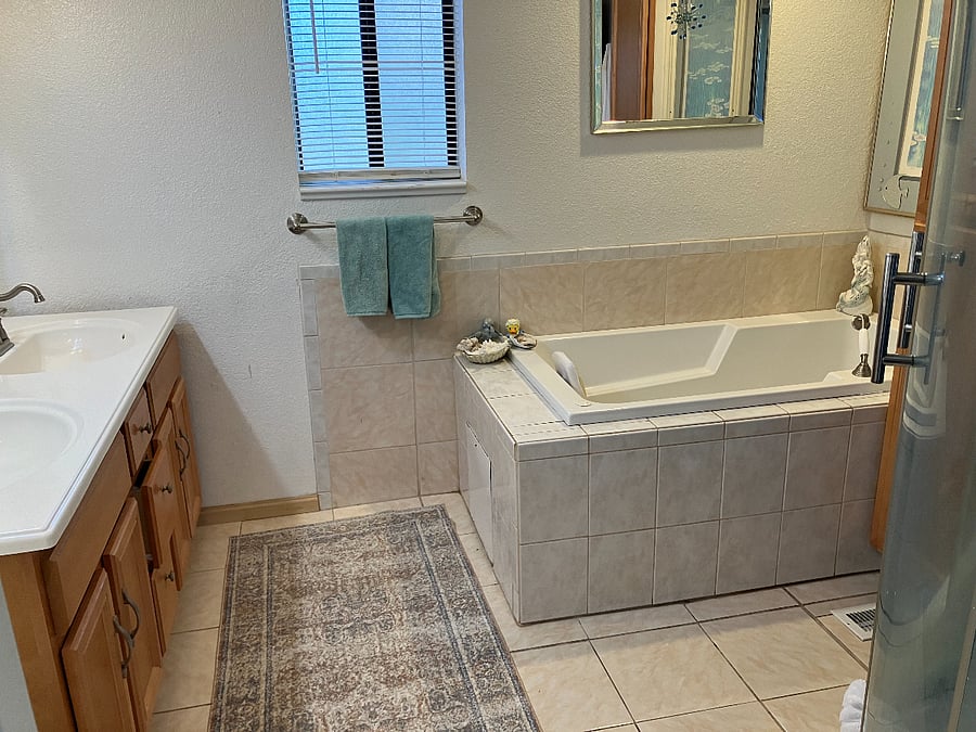 Primary Bath w/Jacuzzi tub/Shower/Double Sinks
