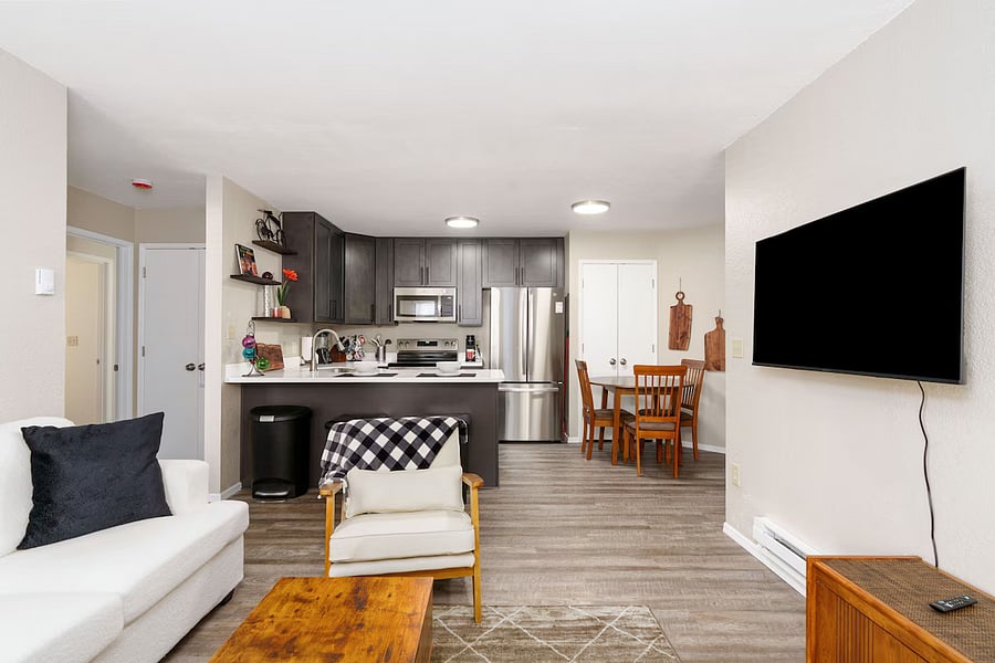 Full Kitchen with Breakfast Nook
