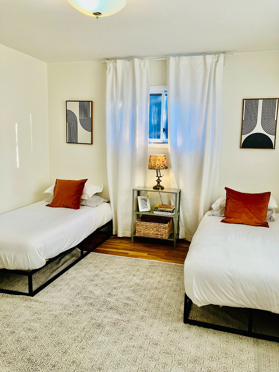Main level twin room