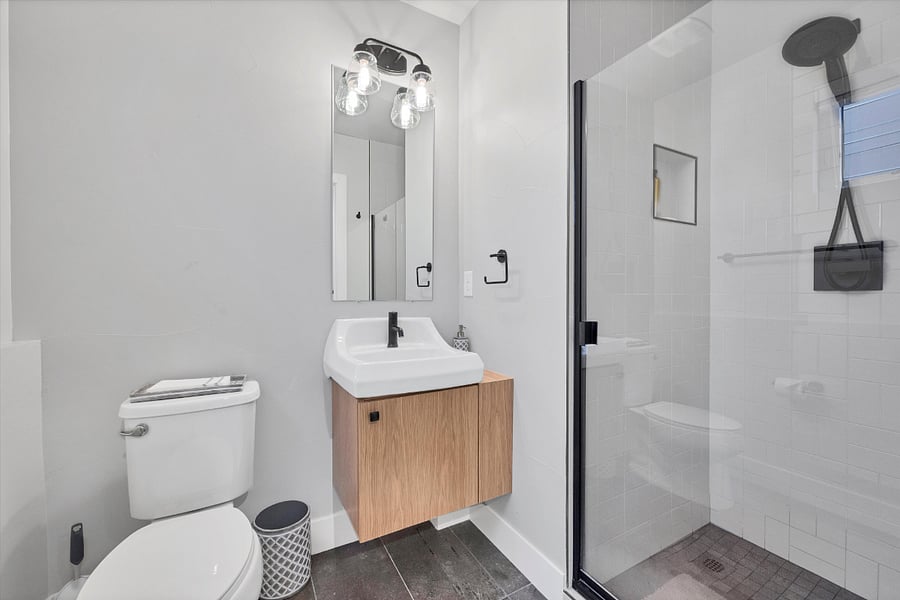 First floor: full bathroom