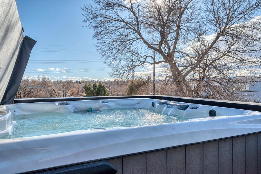 Rooftop: hot tub w/ mountain views