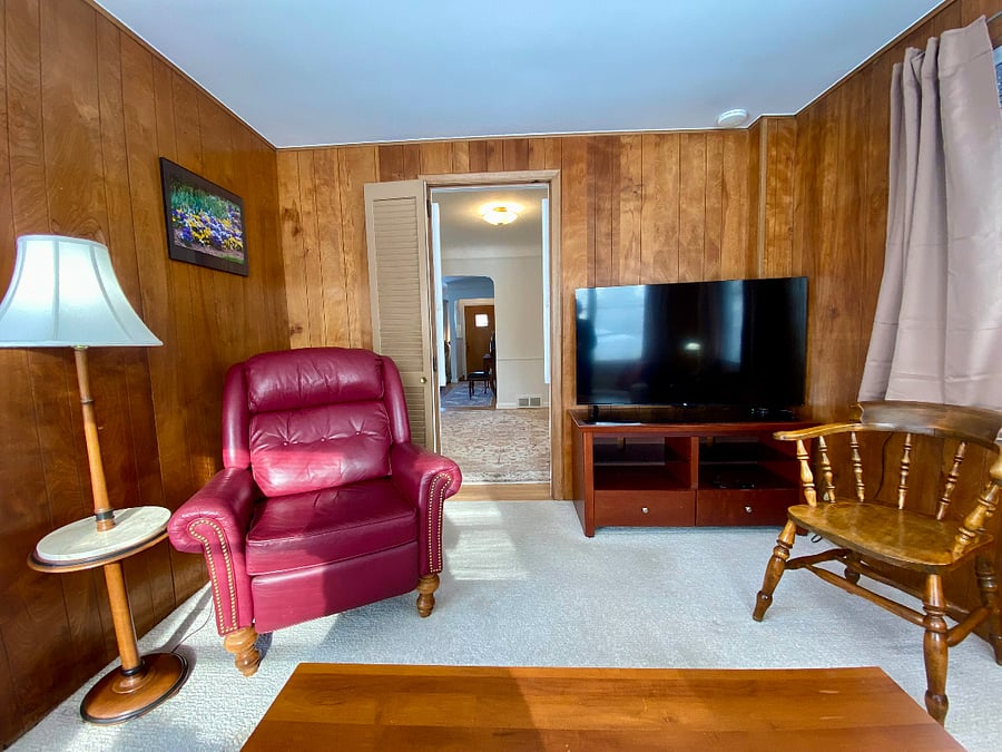 Familyroom - 55" smart tv. recliner. great natural lighting!