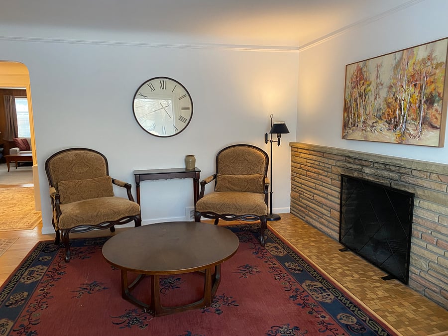 Livingroom with coved ceilings and hardwood floors.