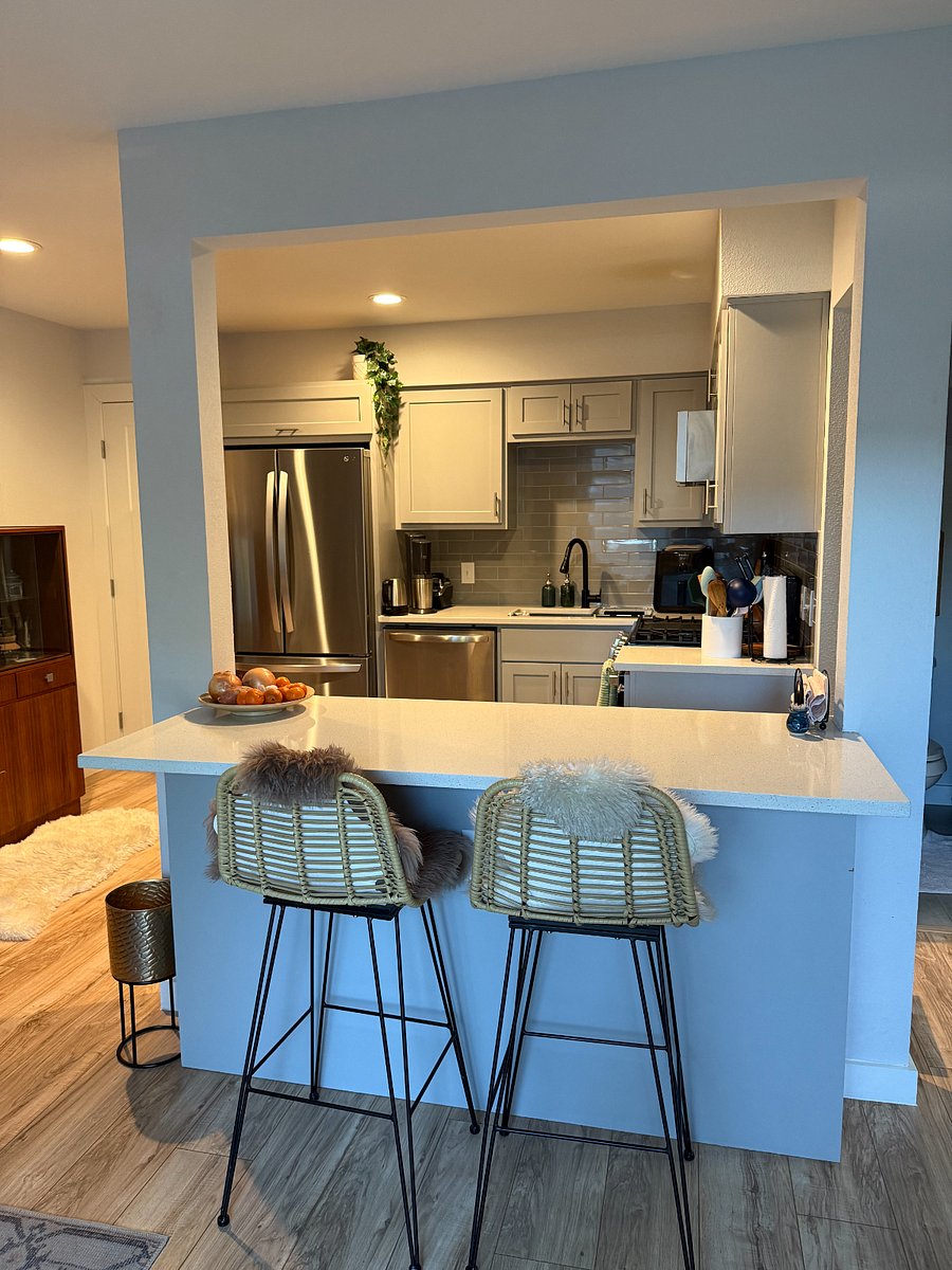 Kitchen island for easy eating or working on your laptop.