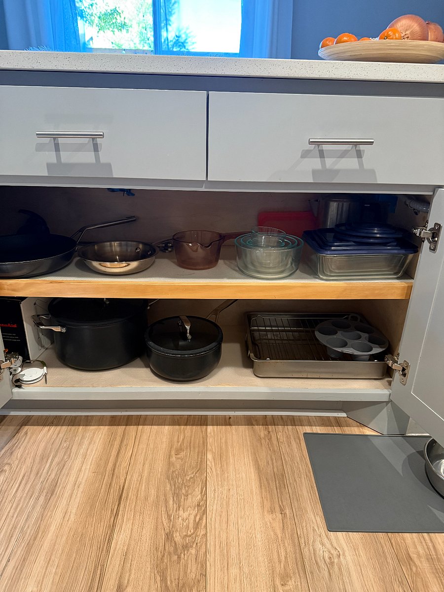 Plenty of pots & pans.