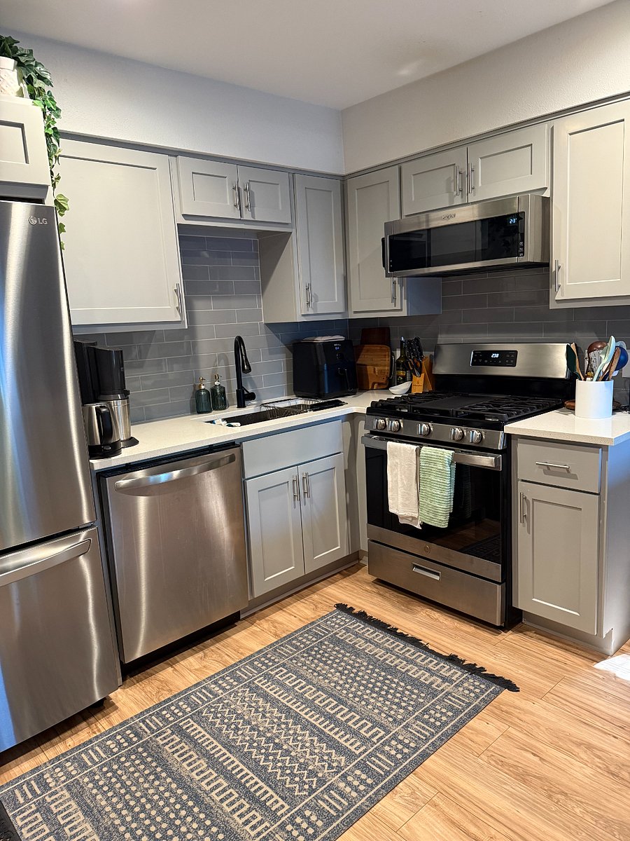 Ninja blender, electric kettle, soda stream, air fryer, cutting boards, non-toxic utensils.