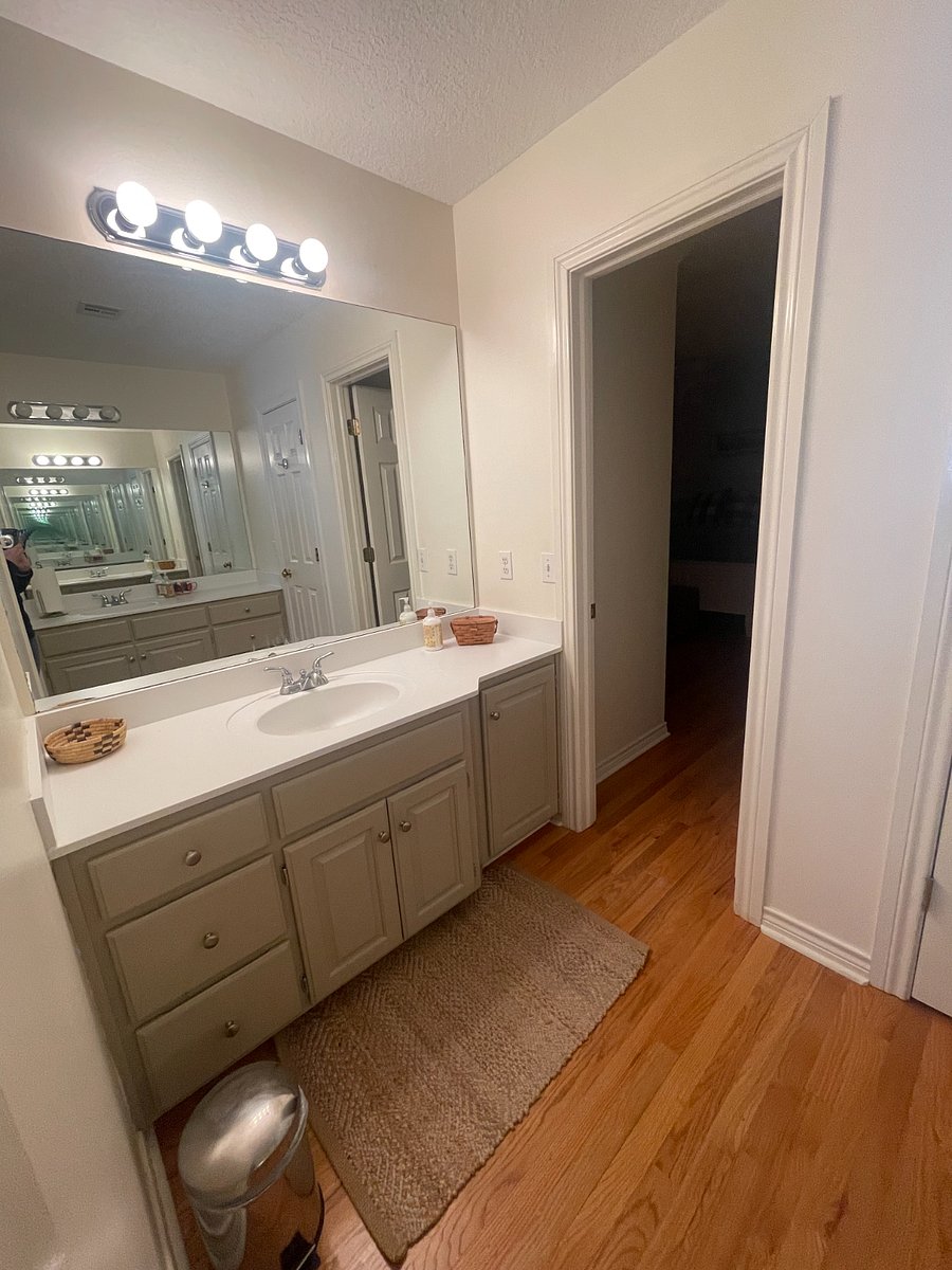 King bedroom bath.