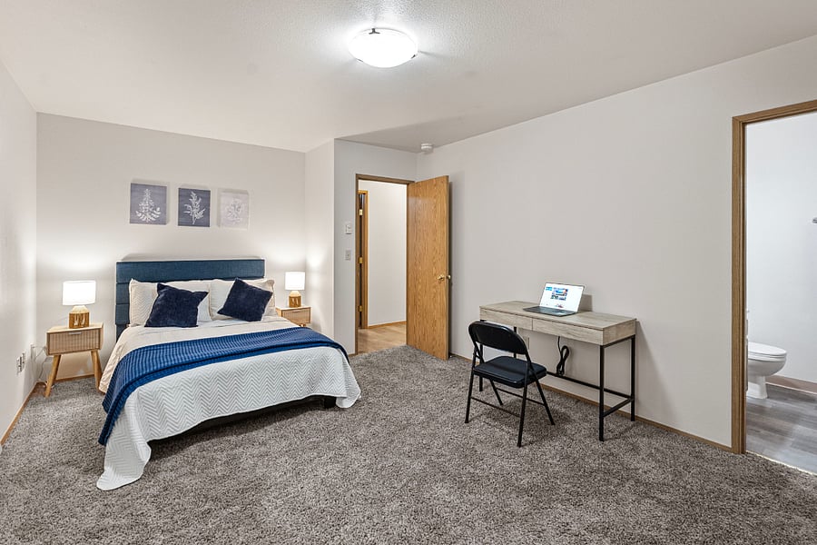 New Full Bed and linens. Private .25 bath attached