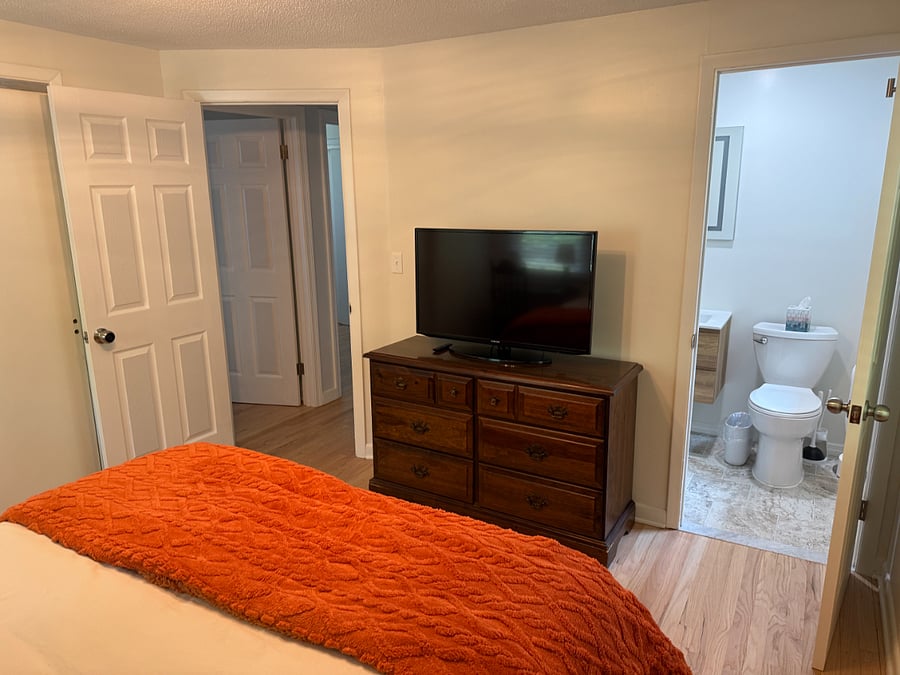 Bedroom with en-suite bath