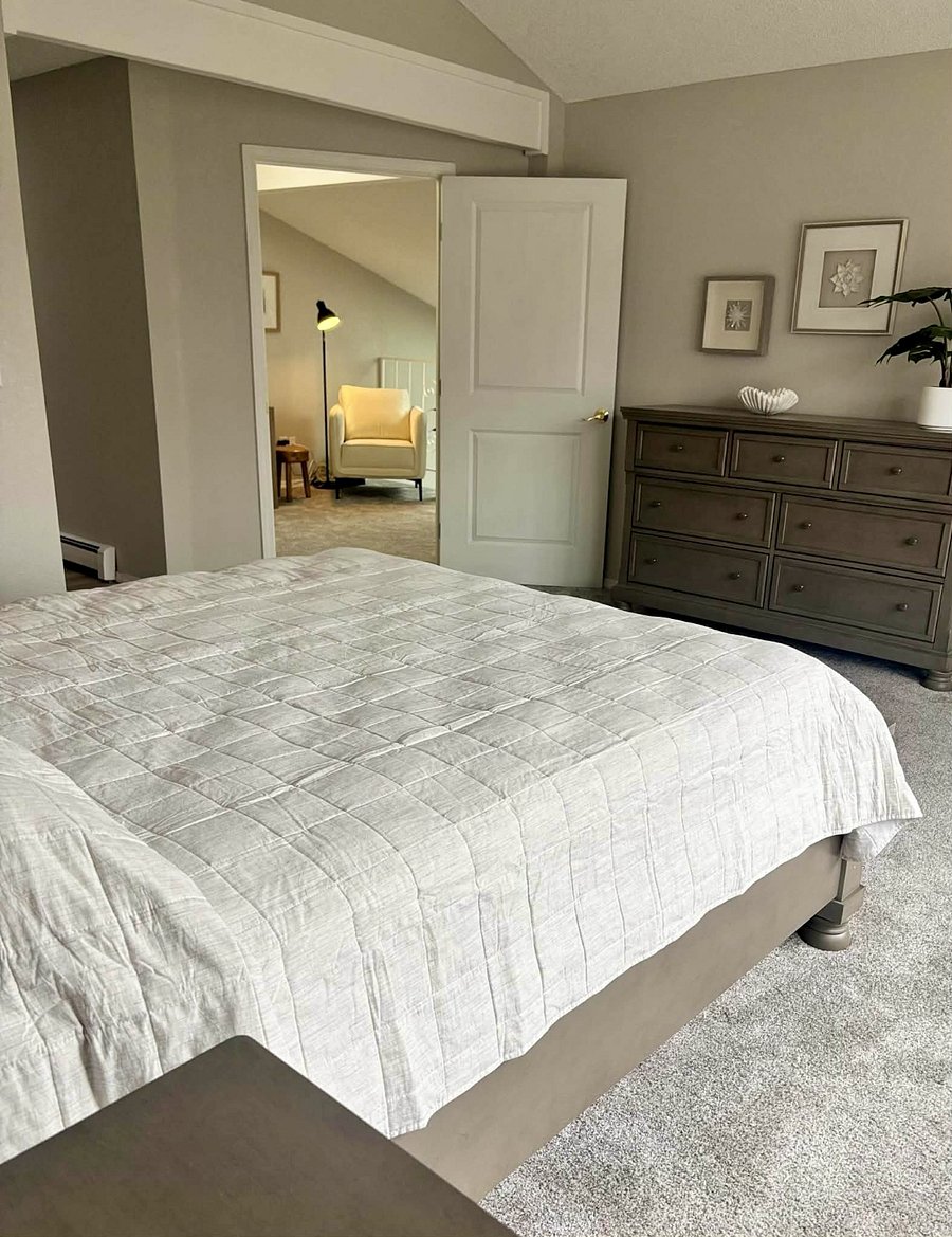 Upstairs Bedroom with Queen Size Bed, Two Walk-in Closets, Blackout Shades and a Full Bathroom