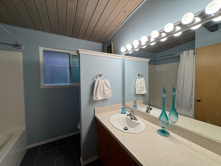 Bathroom with tub/shower