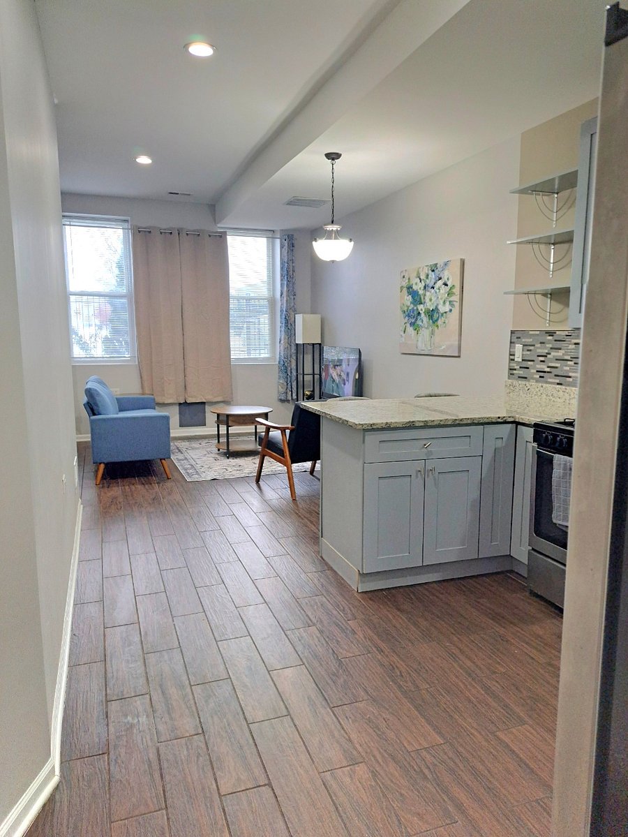 Transition from living room to breakfast nook