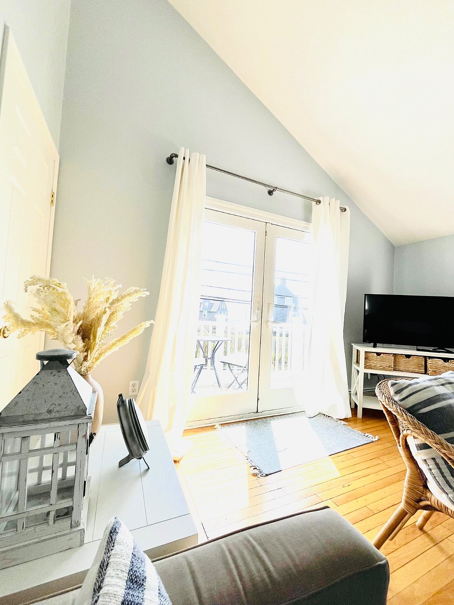 View of the front balcony and ocean from Living Room