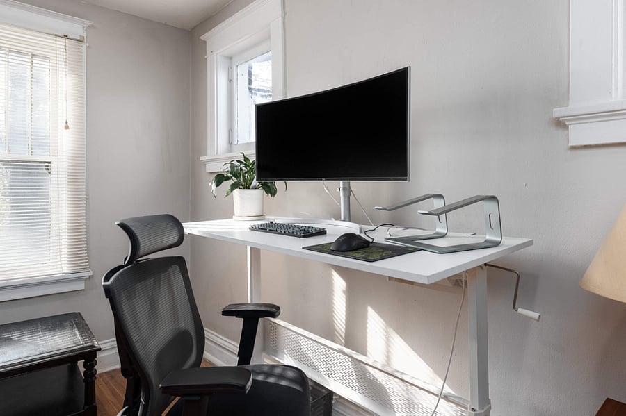 Height-adjustable sit-standing desk