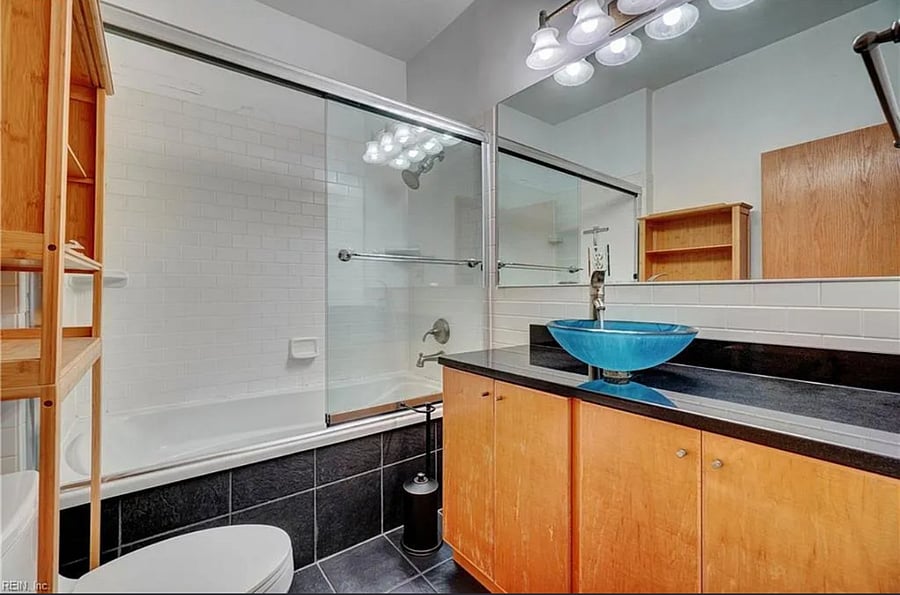 Private ensuite bath