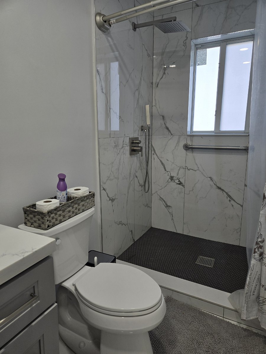 Bathroom 1 Pic 2