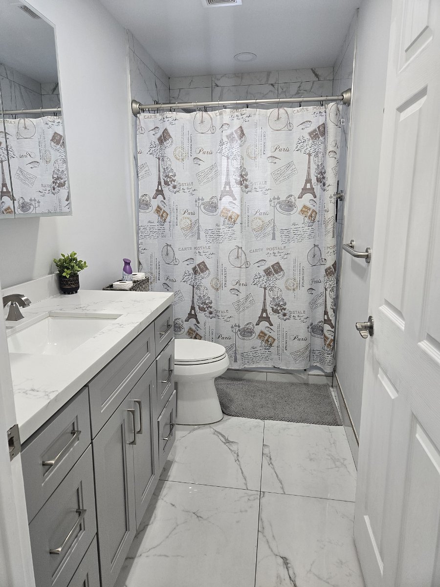 Bathroom 1 Pic 3