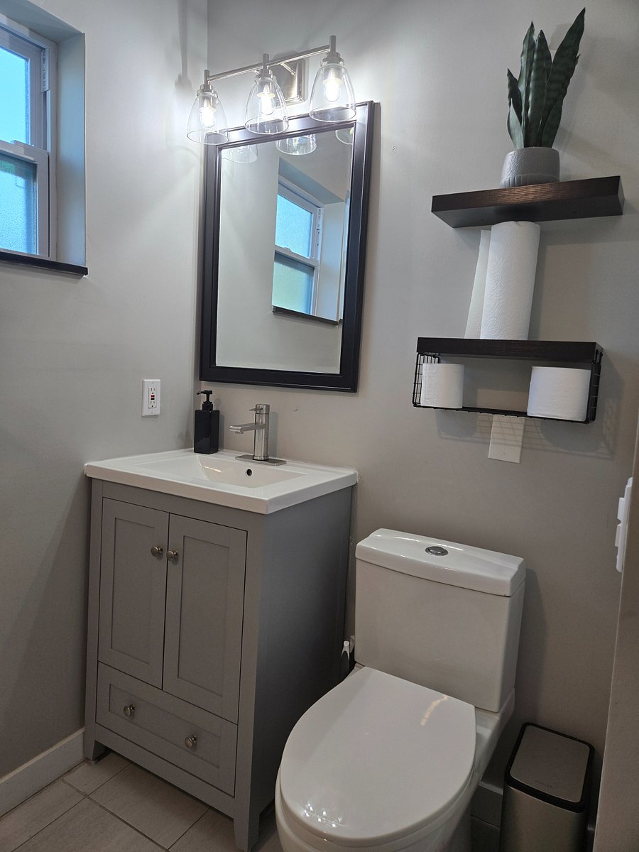 Bathroom 2 Pic 2