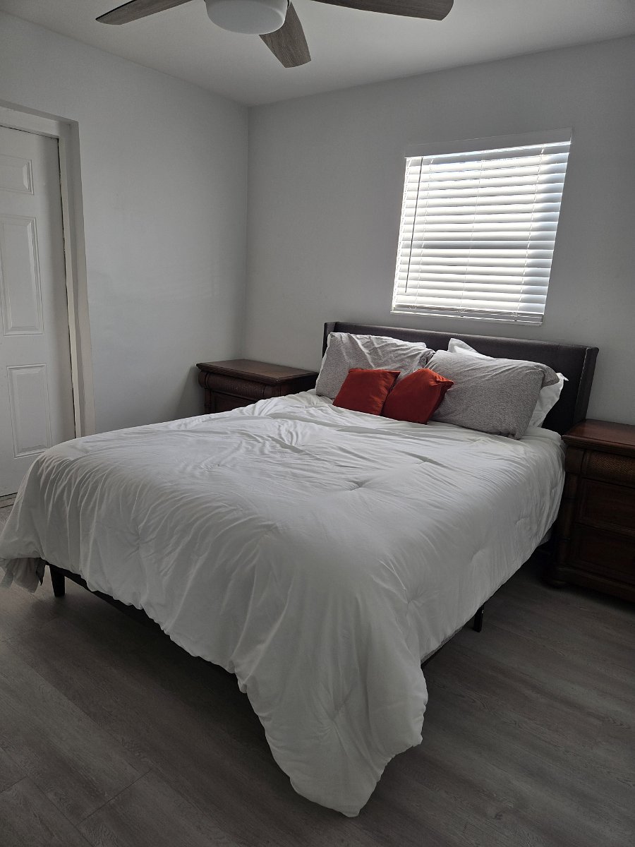 Bedroom 1 - Queen Bed