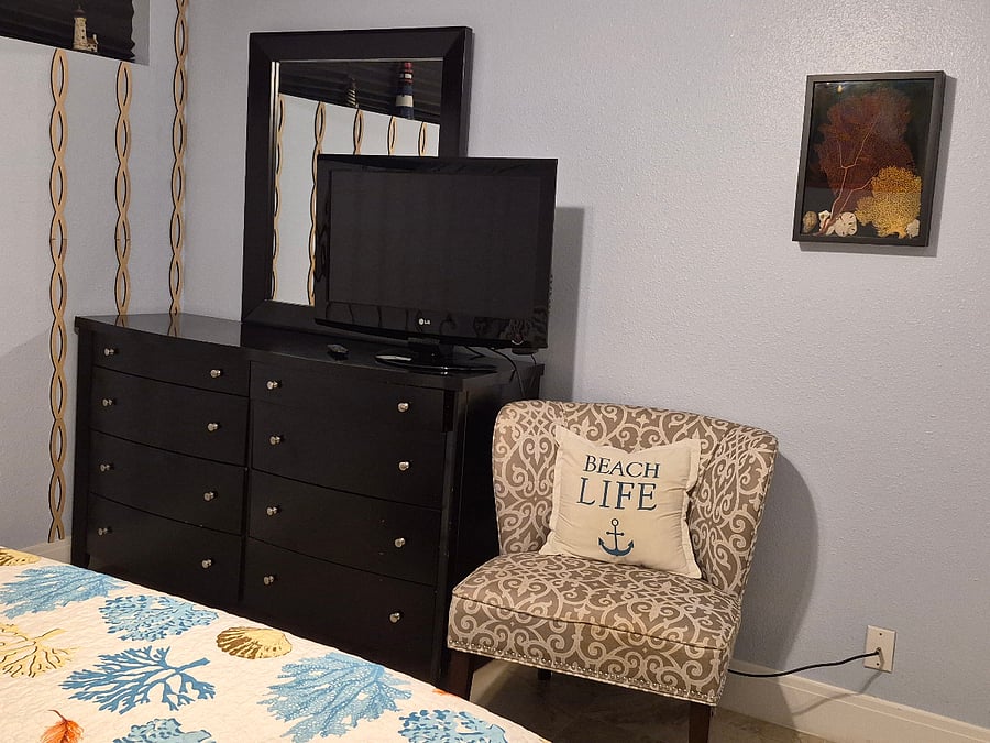 Second ensuit bedroom with queen size bedroom, TV and ceiling fan