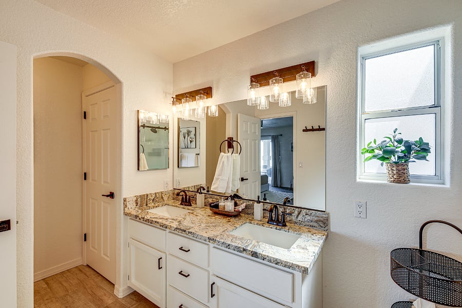 Master/ensuite bathroom