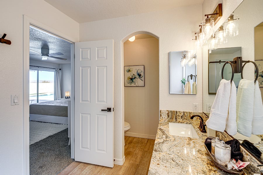 Master/ensuite bathroom