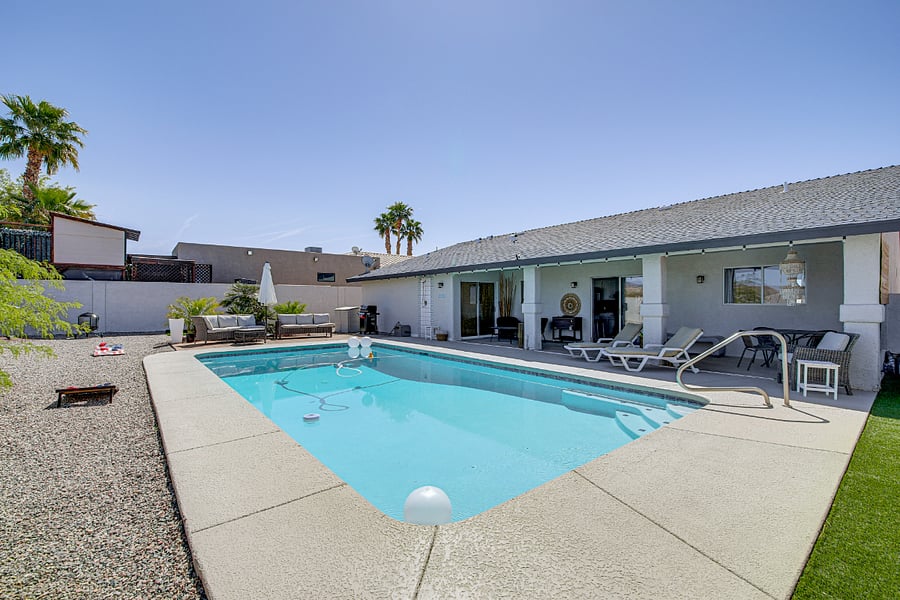 Large, refreshing 7 1/2 ft deep pool.