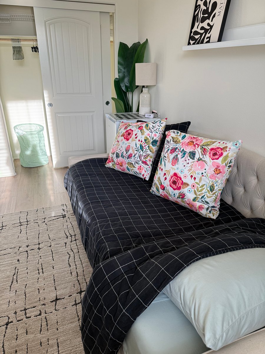 Daybed/couch, memory foam mattress