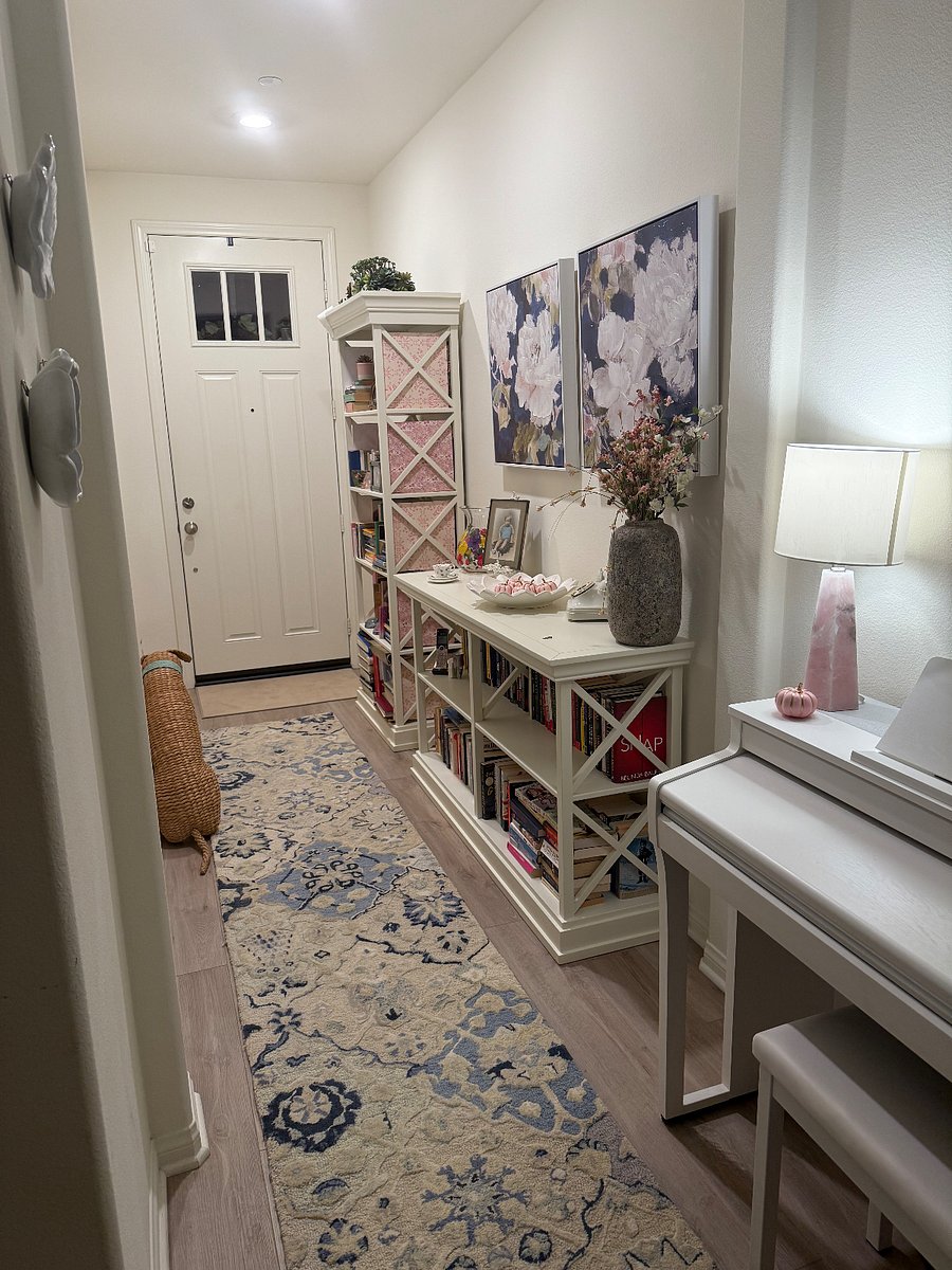 Entrance and hallway shared with owner