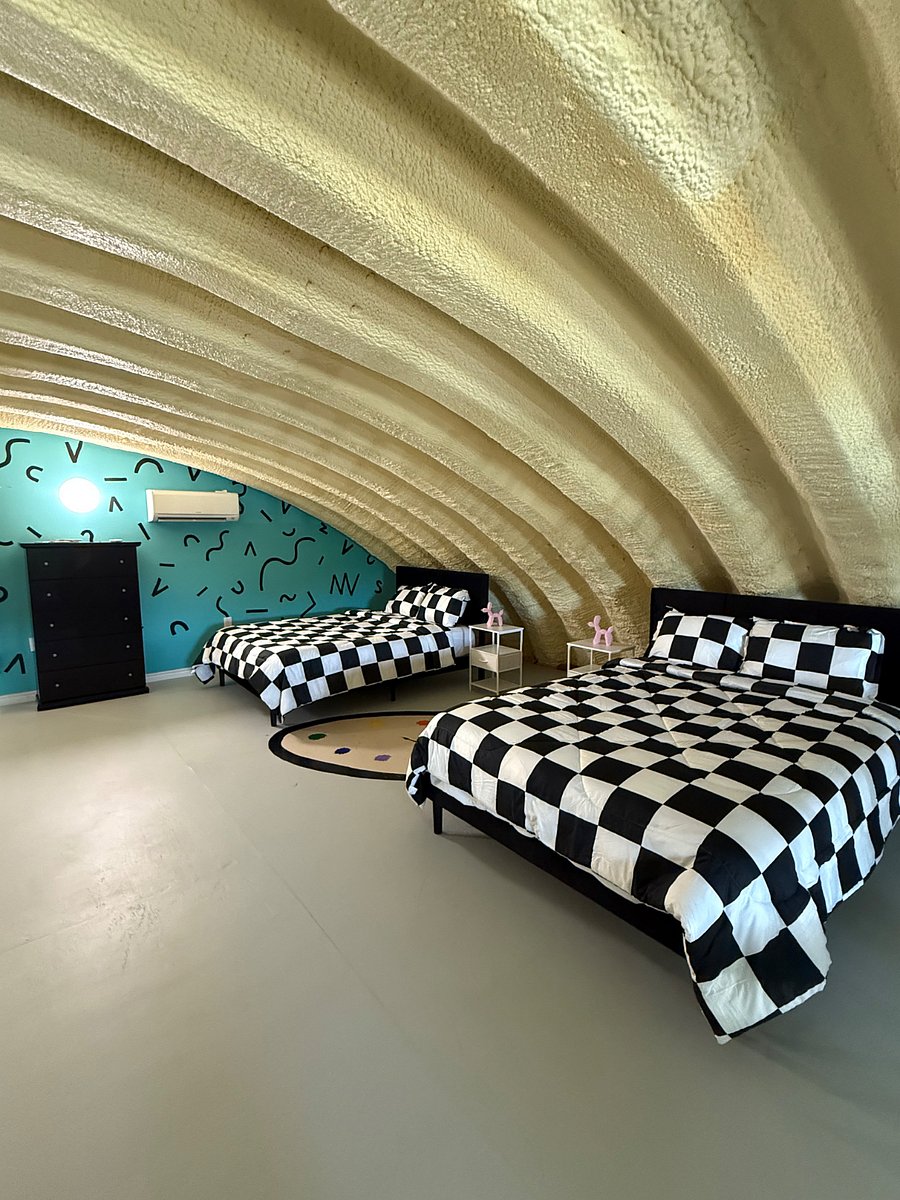 Upstairs Loft with 2 Queen Beds
