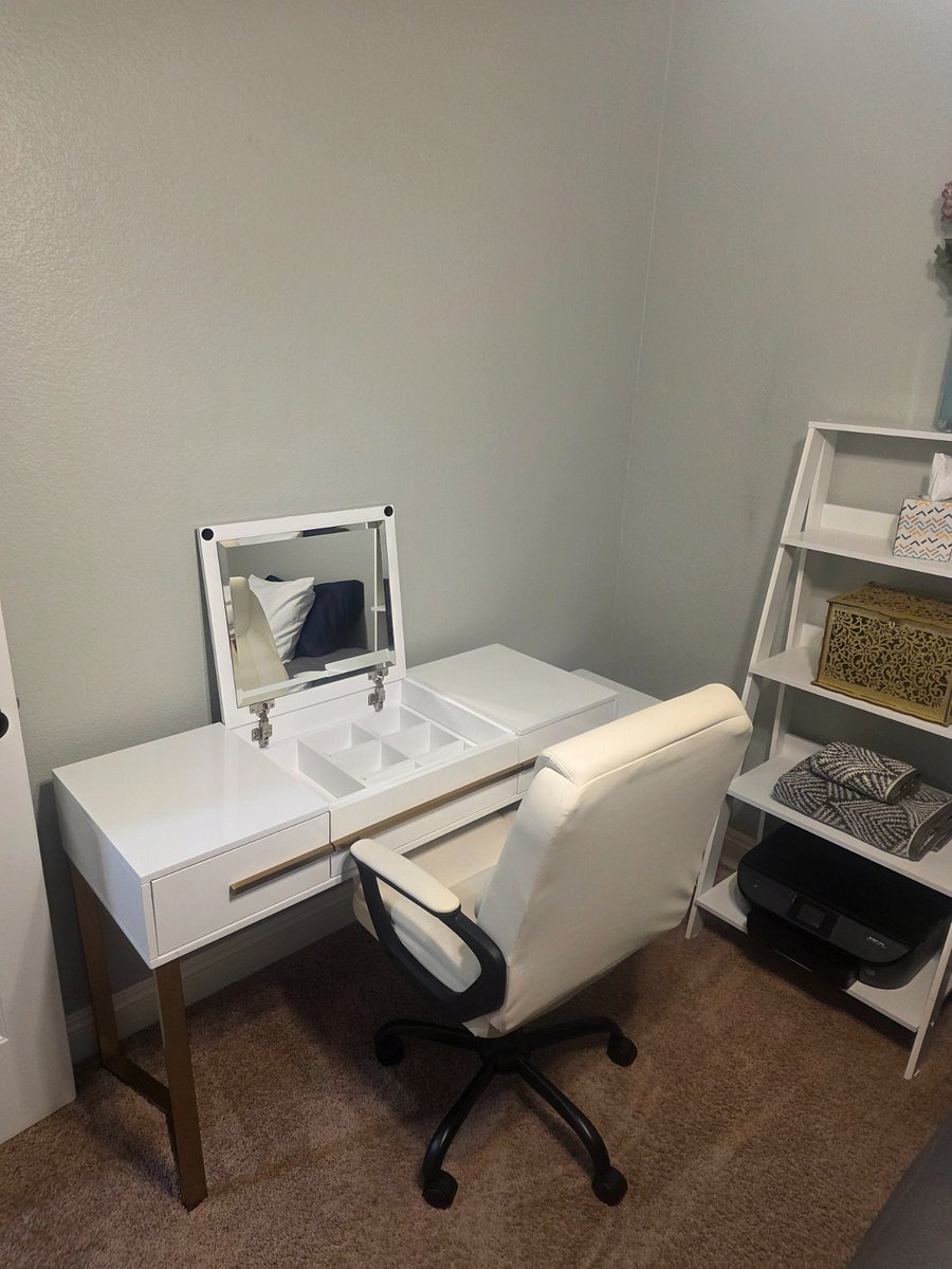 Guest bedroom 2 makeup station